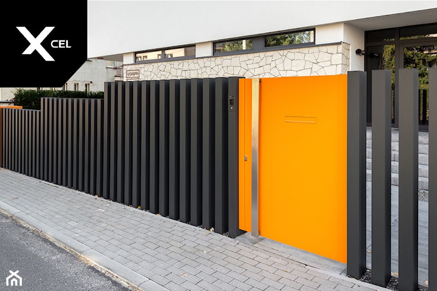 Pomarańczowa furtka i grafitowe aluminiowe słupki - zdjęcie od XCEL Ogrodzenia
