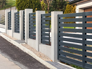 Kaskadowe ogrodzenie aluminiowe w kolorze antracytowym - zdjęcie od XCEL Ogrodzenia