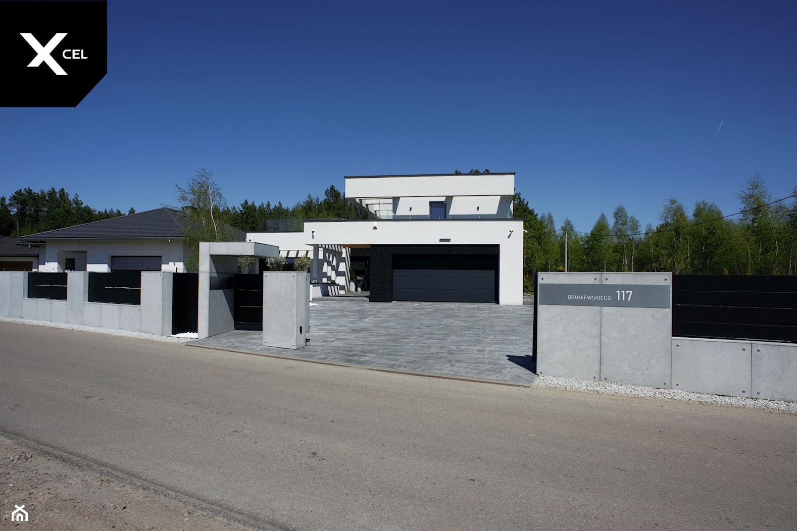 Nowoczesne ogrodzenie z betonu architektonicznego i aluminium - zdjęcie od XCEL Ogrodzenia - Homebook
