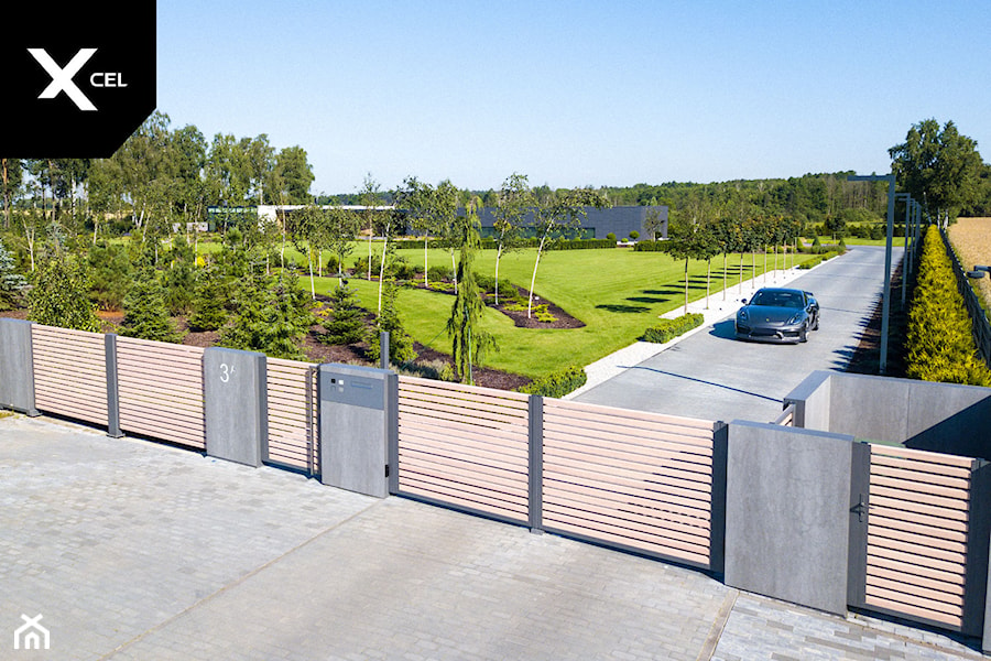 Nowoczesne ogrodzenie z drewnopodobnego aluminium i spieków kwarcowych - zdjęcie od XCEL Ogrodzenia