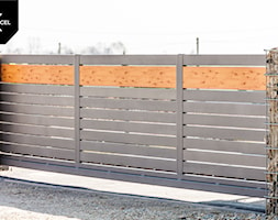 Nowoczesna brama przesuwną w kolorze szarym - zdjęcie od XCEL Ogrodzenia - Homebook