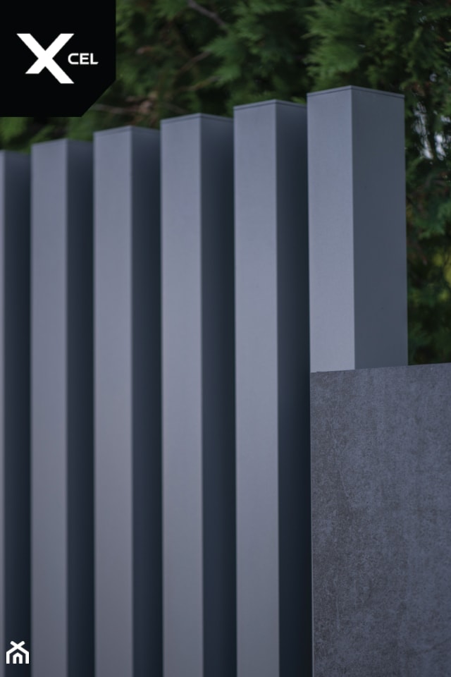 Dark Monolith. Nowoczesne ogrodzenie marki Xcel - zdjęcie od XCEL Ogrodzenia - Homebook