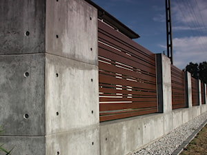 Betonowe ogrodzenie z przęsłami drewnopodobnymi - zdjęcie od XCEL Ogrodzenia