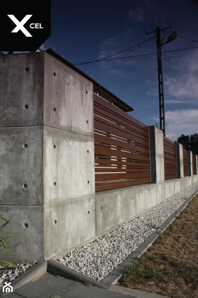 Betonowe ogrodzenie z przęsłami drewnopodobnymi - zdjęcie od XCEL Ogrodzenia