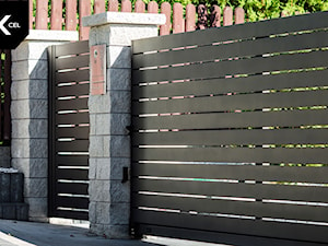Tradycyjne ogrodzenie aluminiowe w kolorze antracytowym - zdjęcie od XCEL Ogrodzenia