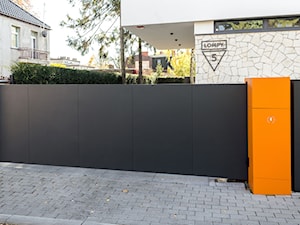 Nowoczesna brama przesuwna z gładkiej, grafitowej blachy - zdjęcie od XCEL Ogrodzenia