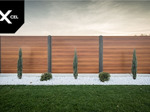 Day and Night. Nowoczesne ogrodzenie Xcel: Rockina Cubero + Horizon Massive - Mały ogród za domem, ... - zdjęcie od XCEL Ogrodzenia