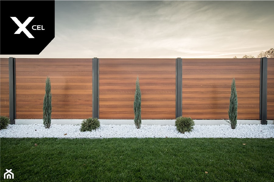 Day and Night. Nowoczesne ogrodzenie Xcel: Rockina Cubero + Horizon Massive - Mały ogród za domem, styl nowoczesny - zdjęcie od XCEL Ogrodzenia
