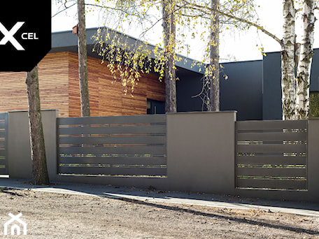 Aranżacje wnętrz - Ogród: Nowoczesne ogrodzenie aluminiowe w odcieniach szarości - XCEL Ogrodzenia. Przeglądaj, dodawaj i zapisuj najlepsze zdjęcia, pomysły i inspiracje designerskie. W bazie mamy już prawie milion fotografii!