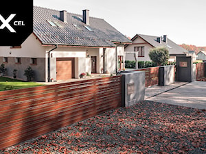 Aluminiowe ogrodzenie drewnopodobne z betonowymi murkami - zdjęcie od XCEL Ogrodzenia