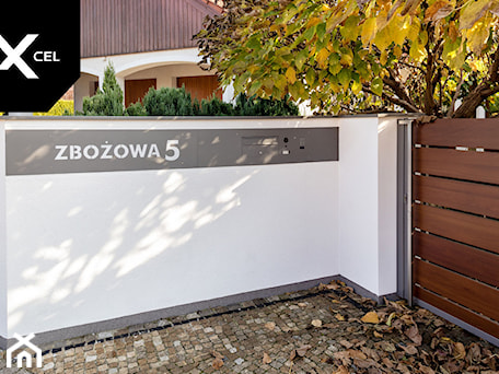 Aranżacje wnętrz - Ogród: Nowoczesne ogrodzenie drewnopodobne z aluminium - XCEL Ogrodzenia. Przeglądaj, dodawaj i zapisuj najlepsze zdjęcia, pomysły i inspiracje designerskie. W bazie mamy już prawie milion fotografii!