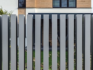 Ogrodzenie z szarych aluminiowych słupków - zdjęcie od XCEL Ogrodzenia