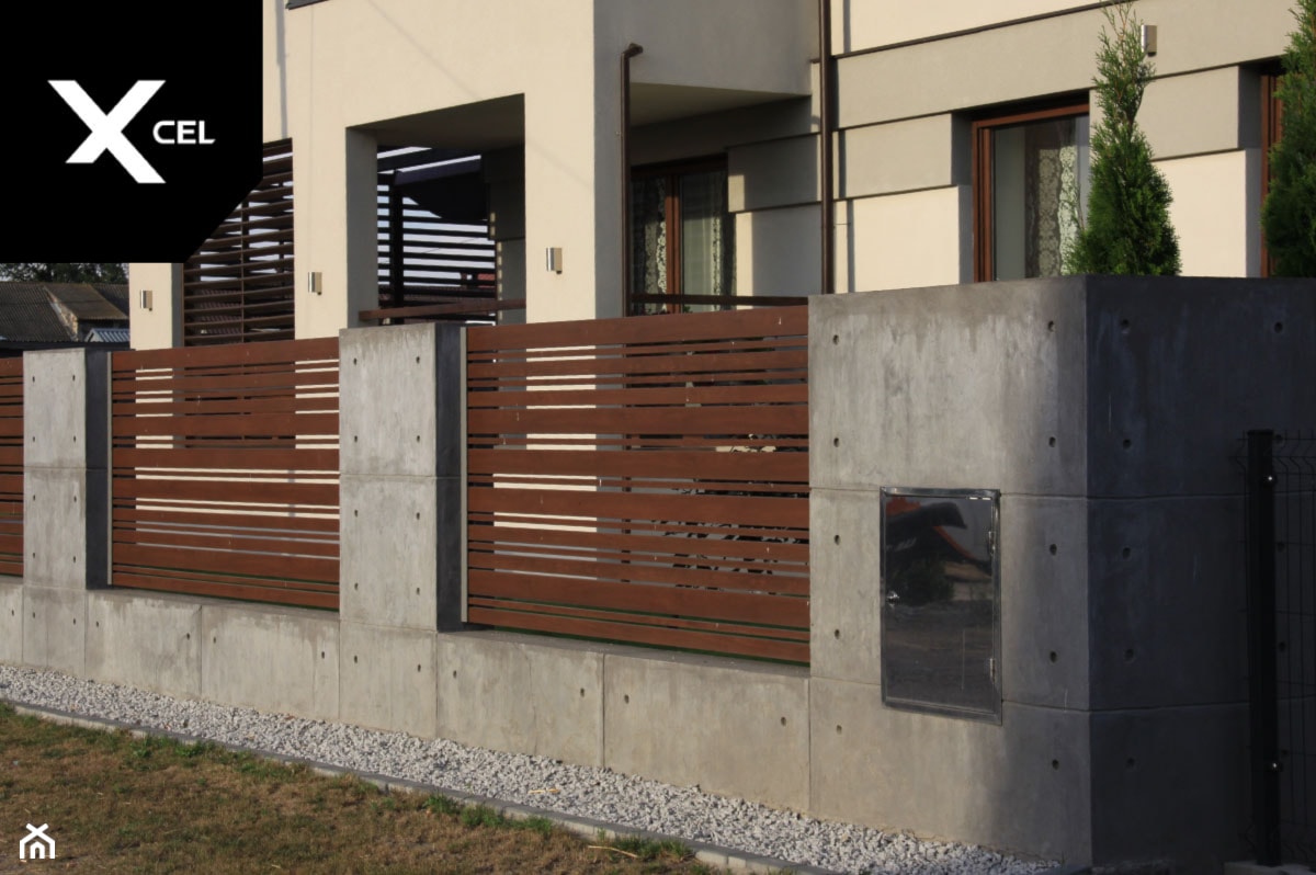 Nowoczesne ogrodzenie z betonu i aluminium - zdjęcie od XCEL Ogrodzenia - Homebook