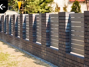 Ogrodzenie z cegły klinkierowej i aluminium - zdjęcie od XCEL Ogrodzenia