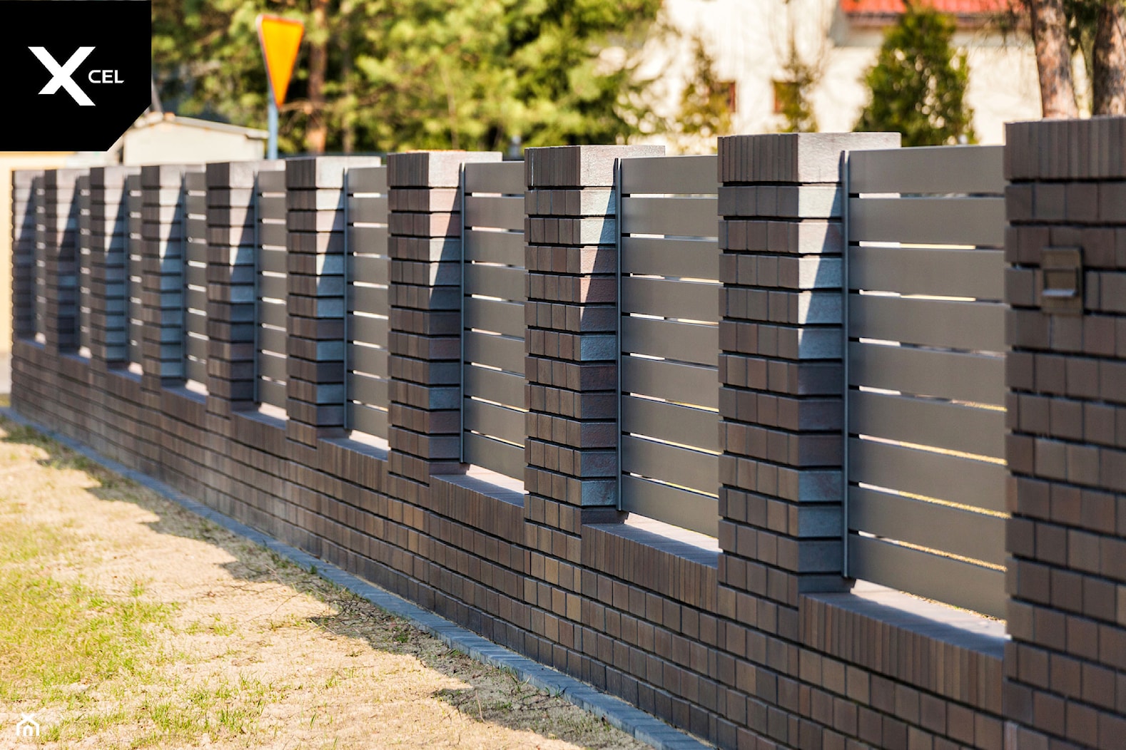 Ogrodzenie z cegły klinkierowej i aluminium - zdjęcie od XCEL Ogrodzenia - Homebook