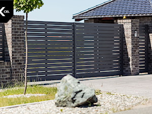 Antracytowa brama dwuskrzydłowa z aluminium - zdjęcie od XCEL Ogrodzenia