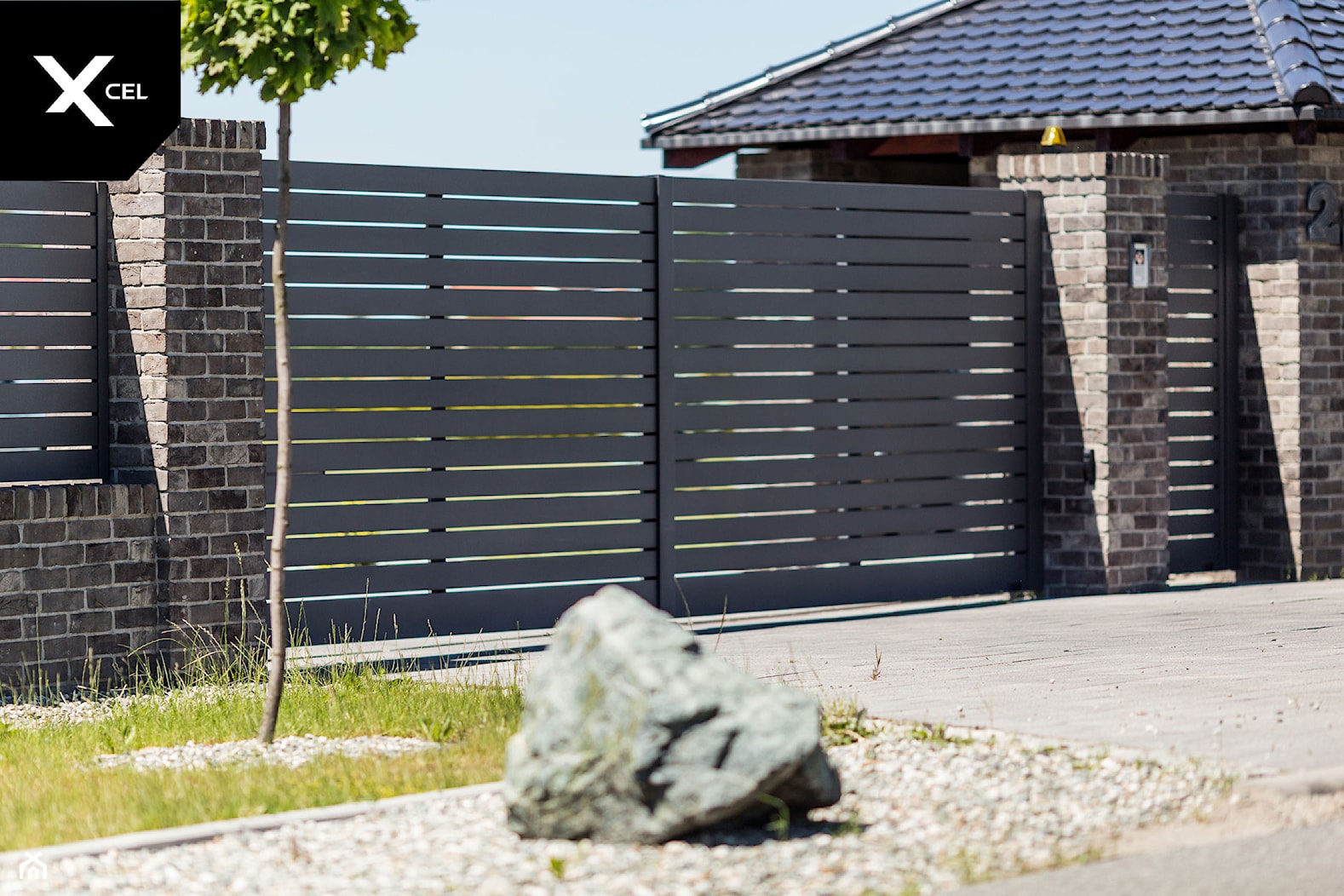 Antracytowa brama dwuskrzydłowa z aluminium - zdjęcie od XCEL Ogrodzenia - Homebook