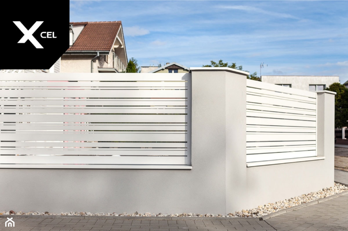 Nowoczesne ogrodzenie aluminiowe w kolorze białym - zdjęcie od XCEL Ogrodzenia - Homebook