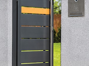 Ogrodzenie z nowoczesną furtką aluminiową w kolorze grafitowym - zdjęcie od XCEL Ogrodzenia