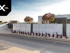Ogrodzenie z betonu architektonicznego i grafitowych przęseł aluminiowych - zdjęcie od XCEL Ogrodzenia