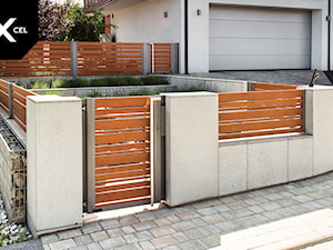 Ogrodzenie z betonu i drewnopodobnego aluminium - zdjęcie od XCEL Ogrodzenia