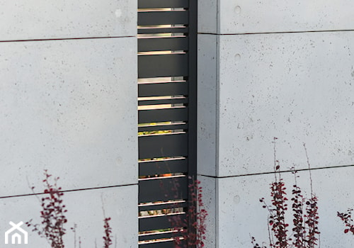 Aluminiowe wstawki dodają ogrodzeniu lekkości - zdjęcie od XCEL Ogrodzenia