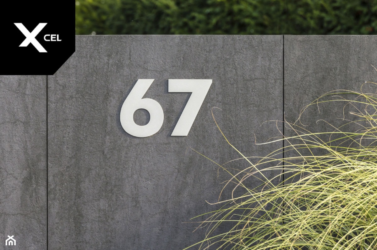 Minimalistyczny numer domu - zdjęcie od XCEL Ogrodzenia - Homebook