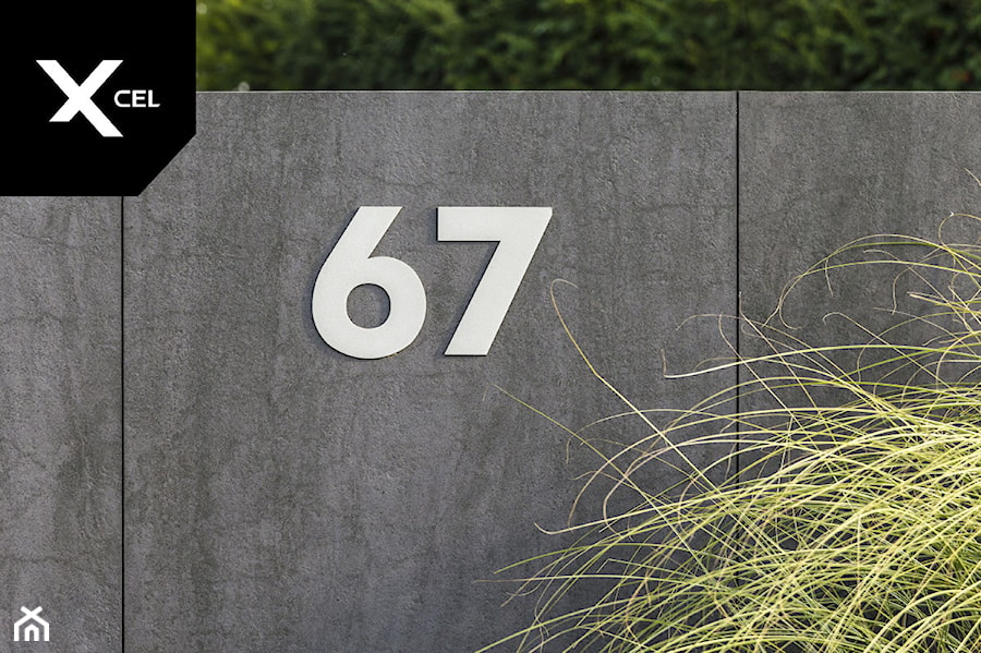 Minimalistyczny numer domu - zdjęcie od XCEL Ogrodzenia