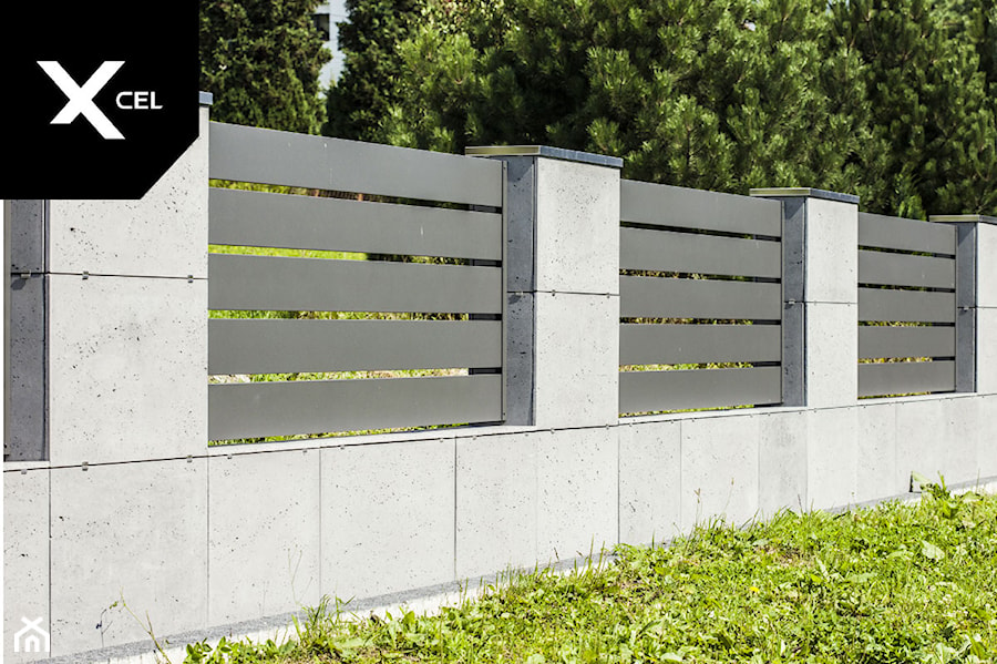 Grafitowe ogrodzenia aluminiowe ze słupkami z betonu architektonicznego - zdjęcie od XCEL Ogrodzenia