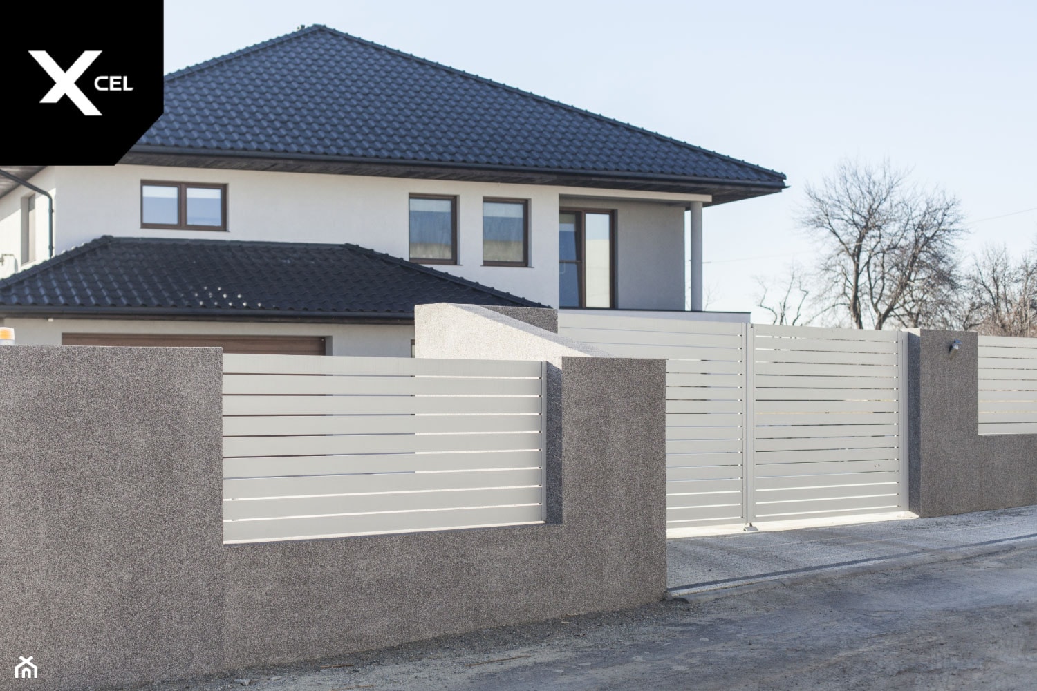 Białe ogrodzenie aluminiowe z bramą dwuskrzydłową - zdjęcie od XCEL Ogrodzenia - Homebook