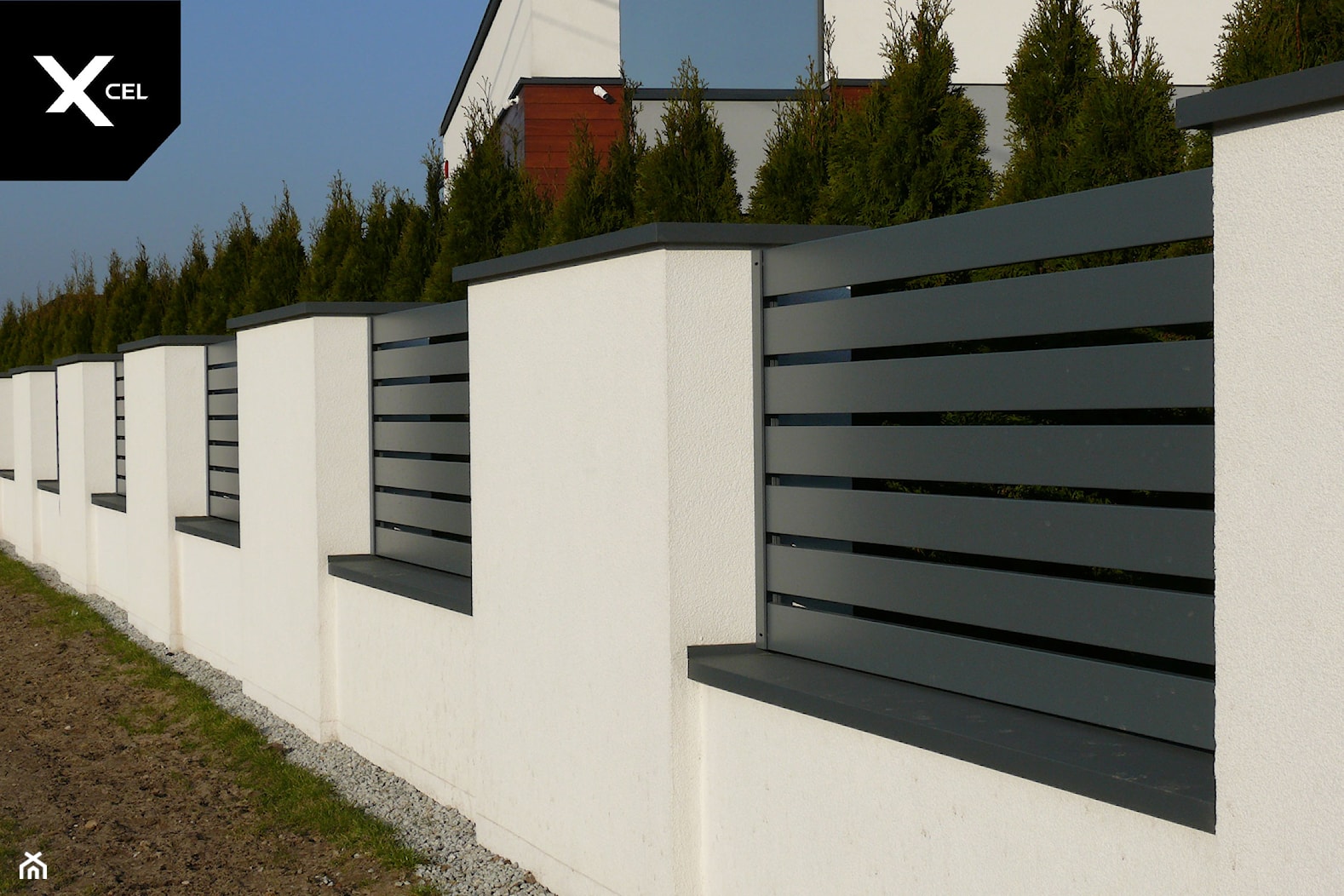 Poziome ogrodzenie aluminiowe w kolorze szarym - zdjęcie od XCEL Ogrodzenia - Homebook