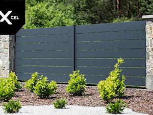 Tradycyjne ogrodzenie z szerokimi przęsłami aluminiowymi - zdjęcie od XCEL Ogrodzenia