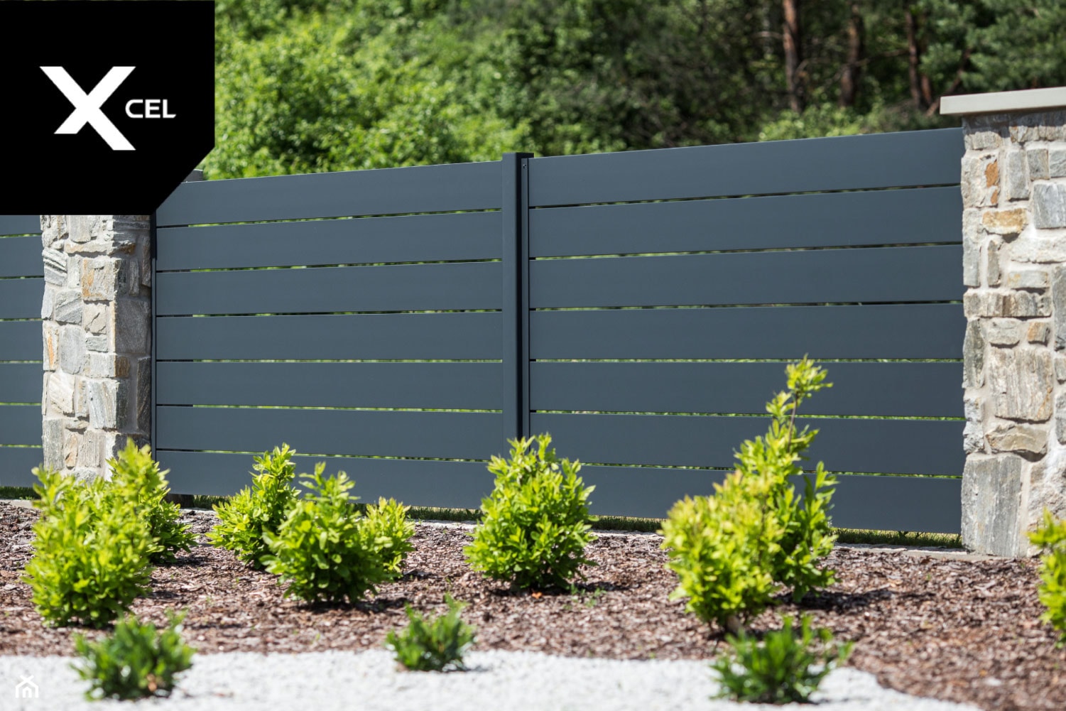 Tradycyjne ogrodzenie z szerokimi przęsłami aluminiowymi - zdjęcie od XCEL Ogrodzenia - Homebook