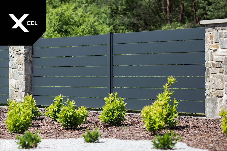 Tradycyjne ogrodzenie z szerokimi przęsłami aluminiowymi - zdjęcie od XCEL Ogrodzenia