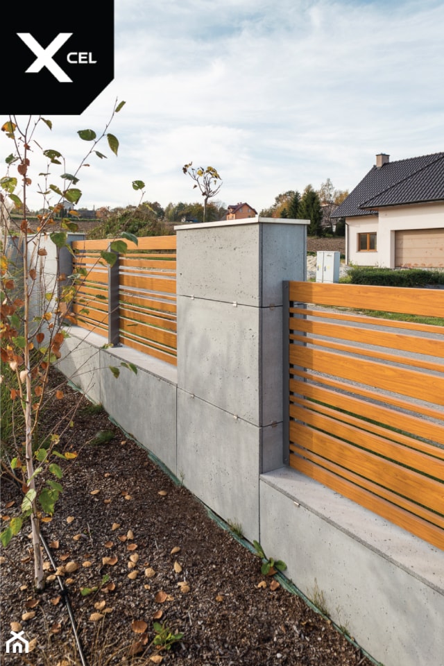 Ogrodzenie z betonu architektonicznego i drewnopodobnego aluminium - zdjęcie od XCEL Ogrodzenia - Homebook