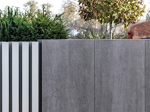 Szare ogrodzenie z nowoczesnych materiałów - zdjęcie od XCEL Ogrodzenia