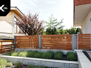 Nowoczesne ogrodzenie z drewnopodobnego aluminium. - zdjęcie od XCEL Ogrodzenia