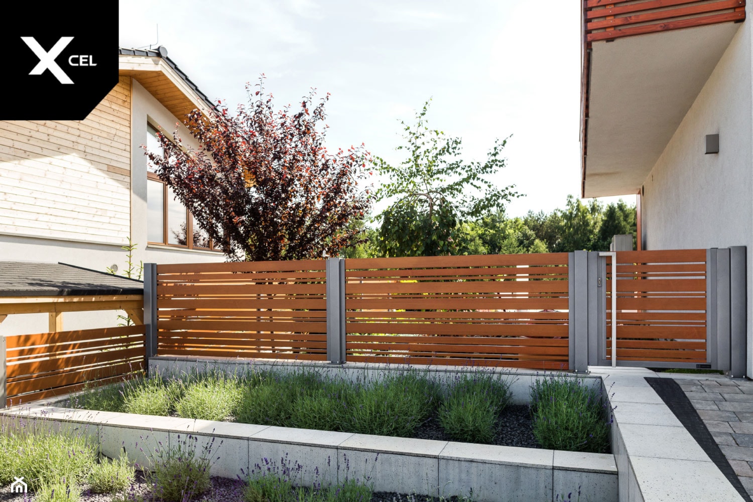 Nowoczesne ogrodzenie z drewnopodobnego aluminium. - zdjęcie od XCEL Ogrodzenia - Homebook