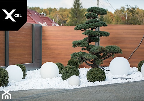 Day and Night. Nowoczesne ogrodzenie Xcel: Rockina Cubero + Horizon Massive - Mały z nawierzchnią pokrytą kostką brukową ogród przed domem, styl nowoczesny - zdjęcie od XCEL Ogrodzenia