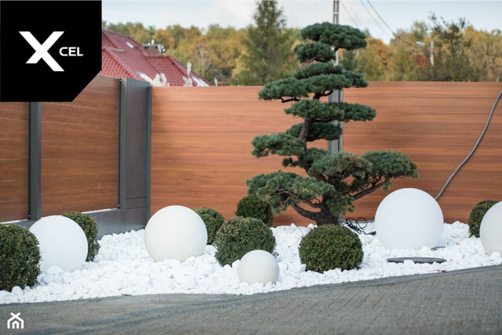 Day and Night. Nowoczesne ogrodzenie Xcel: Rockina Cubero + Horizon Massive - Mały z nawierzchnią pokrytą kostką brukową ogród przed domem, styl nowoczesny - zdjęcie od XCEL Ogrodzenia - Homebook