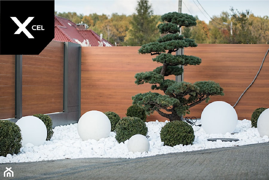 Day and Night. Nowoczesne ogrodzenie Xcel: Rockina Cubero + Horizon Massive - Mały z nawierzchnią pokrytą kostką brukową ogród przed domem, styl nowoczesny - zdjęcie od XCEL Ogrodzenia