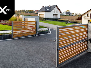 Drewnopodobna brama dwuskrzydłowa z aluminium - zdjęcie od XCEL Ogrodzenia