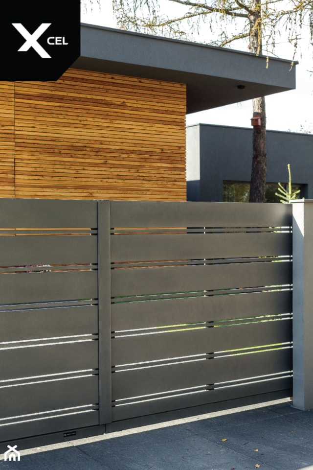 Nowoczesne ogrodzenie aluminiowe w odcieniach szarości - zdjęcie od XCEL Ogrodzenia - Homebook