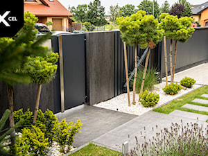 Grafitowe ogrodzenie aluminiowe z nowoczesną furtką - zdjęcie od XCEL Ogrodzenia