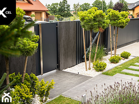 Aranżacje wnętrz - Ogród: Grafitowe ogrodzenie aluminiowe z nowoczesną furtką - XCEL Ogrodzenia. Przeglądaj, dodawaj i zapisuj najlepsze zdjęcia, pomysły i inspiracje designerskie. W bazie mamy już prawie milion fotografii!