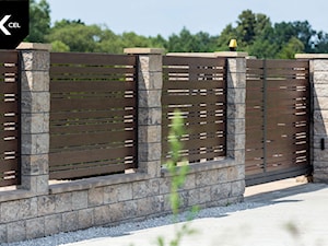 Klasyczne ogrodzenie aluminiowe z nowoczesną bramą przesuwną - zdjęcie od XCEL Ogrodzenia