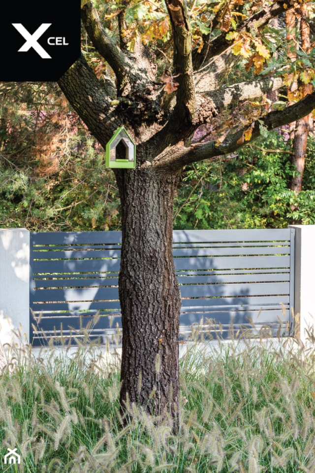 Nowoczesne czarne ogrodzenie aluminiowe - Horizon Wood - zdjęcie od XCEL Ogrodzenia