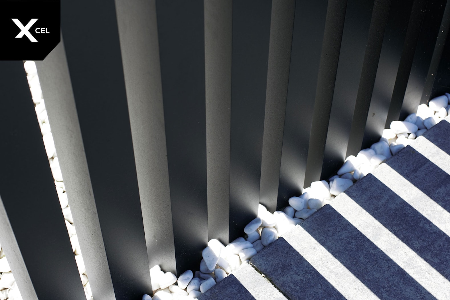 Pionowe ogrodzenie aluminiowe - zdjęcie od XCEL Ogrodzenia - Homebook