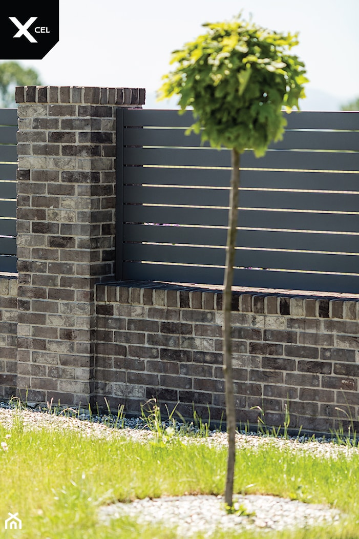 Poziome ogrodzenie aluminiowe w kolorze antracytowym - zdjęcie od XCEL Ogrodzenia - Homebook