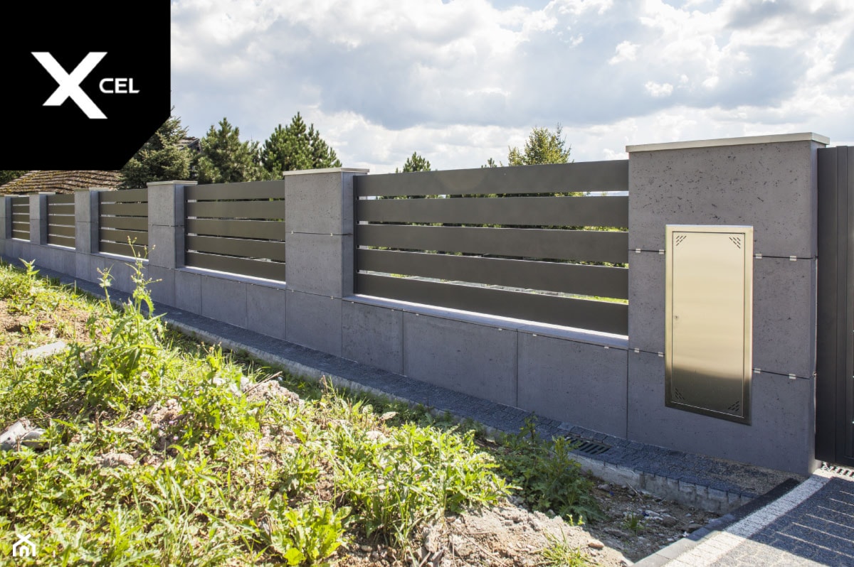 Grafitowe ogrodzenia aluminiowe ze słupkami z betonu architektonicznego - zdjęcie od XCEL Ogrodzenia - Homebook